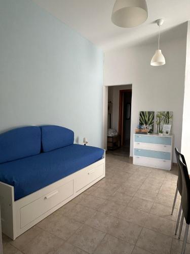 a bedroom with a blue bed in a room at Villetta sullo Scoglio in Gela