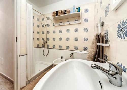 un bagno con vasca e lavandino di Villa Playa Honda a Playa Honda