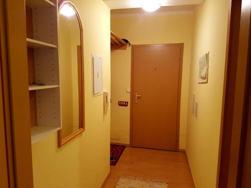 einen Flur mit einer Tür, die zu einem Zimmer führt in der Unterkunft Apartmán Karolína Harrachov in Harrachov