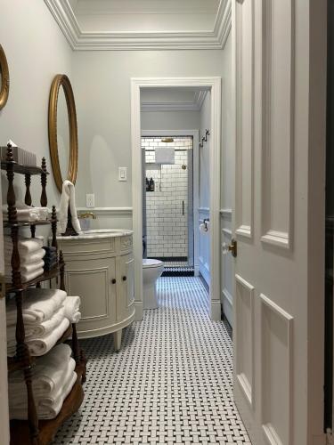 a bathroom with a sink and a toilet and a mirror at Maison Jodoin - Suite Albert in Saint-Hyacinthe