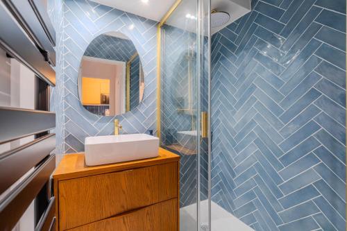 a bathroom with a sink and a mirror at Magic Blue Paris à Disneyland in Serris