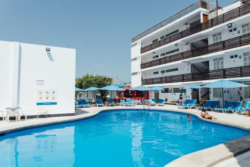 a swimming pool in front of a hotel at Hotel el Silencio in Bombiso