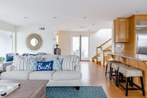 a living room with a couch and a kitchen at Iris Condo 213 Condo in Corona del Mar
