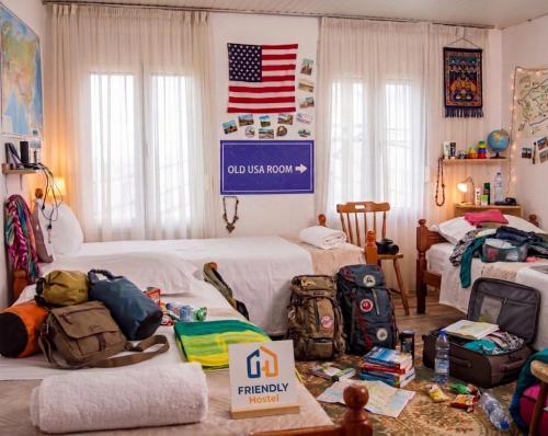 Friendly Hostel tesisinde bir odada yatak veya yataklar