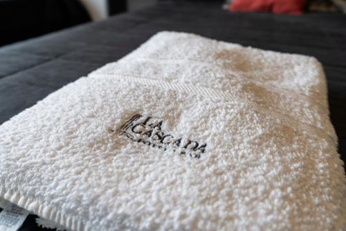 a white towel with the word napkin on it at Hostería La Cascada in Alpa Corral