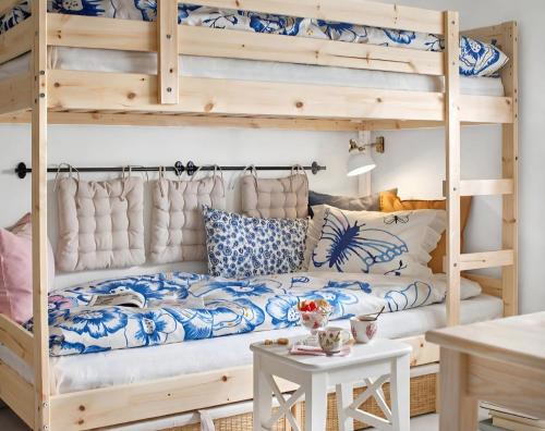 una camera da letto con letti a castello con un divano e un tavolo di Pubble beach apartment a Fossacesia