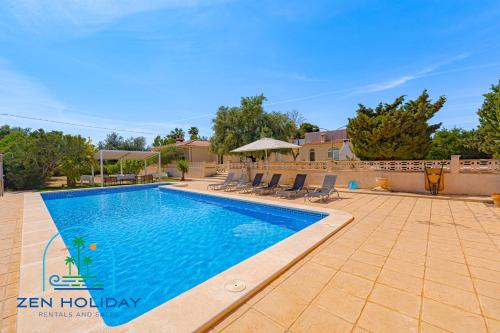 a swimming pool in the middle of a yard at Villa Reyets 4 bed 3 bath Private Pool in Busot