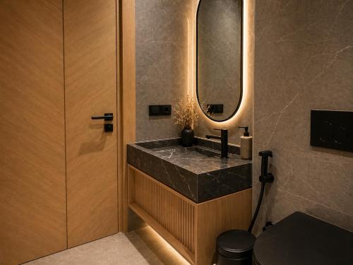 a bathroom with a sink and a mirror at Maarif appartement moderne in Casablanca