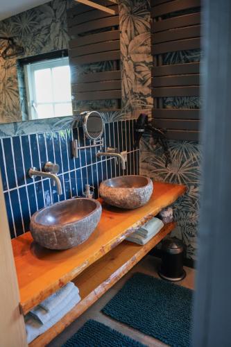 a bathroom with two sinks on a wooden counter at De Kopstoof in Lekkerkerk