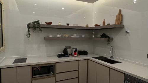a kitchen with a sink and a counter top at شقة بغرفتين نوم وصالة in Hail