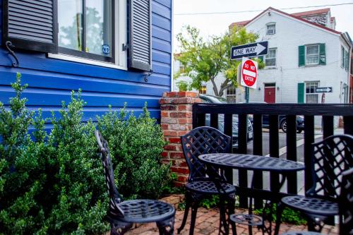 a table and chairs in front of a house at THE LIBERTY HOUSE Of Old Town Designer Home in Alexandria