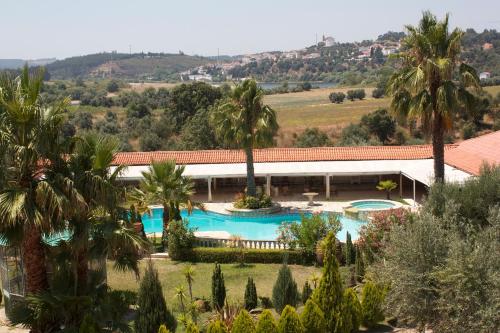 En udsigt til poolen hos Quinta do Pinhal eller i nærheden