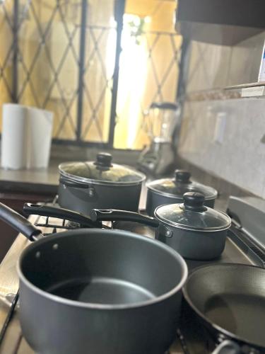 a group of pots and pans on a stove at Casa Moderna, Ubicación Estrategjca in Cedro