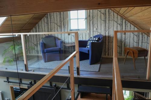 a room with chairs and a table in a house at De Kopstoof in Lekkerkerk