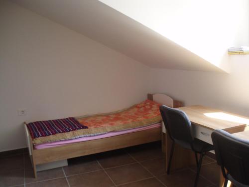 ein kleines Zimmer mit einem Bett und einem Tisch in der Unterkunft ABC Lešnik in Koper
