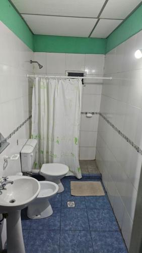 a bathroom with two sinks and a shower at Cabañas El Monchito in Juana Koslay 