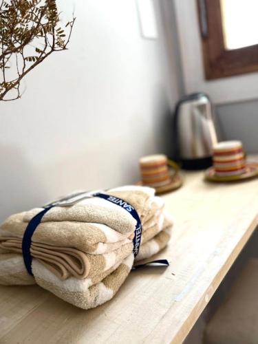 a pile of towels sitting on top of a counter at Dormis El Alba in Barreal
