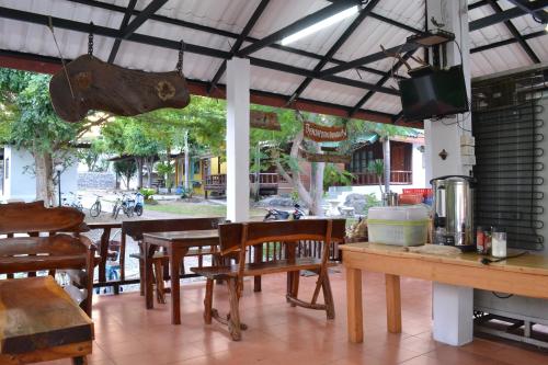 Un restaurant sau alt loc unde se poate mânca la Benjaporn Bungalow