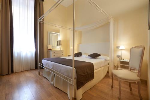 Postel nebo postele na pokoji v ubytování Hotel Cosimo de' Medici