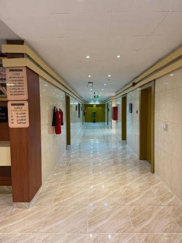 an empty hallway in a building with a hallwayngth at شركه أركان الذهبيه الحديثه للشقق المخدومه in Abha