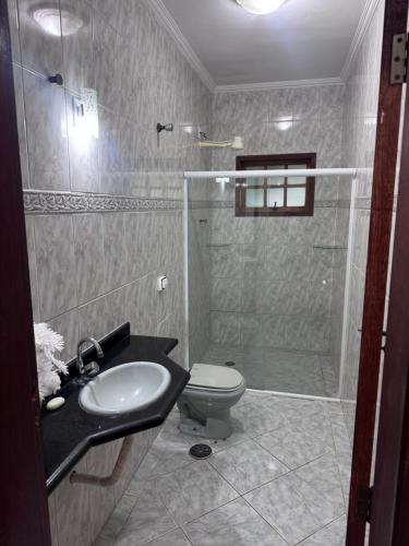 a bathroom with a shower and a sink and a toilet at Quarto suíte privativo em campinas para até 3 pessoas in Campinas