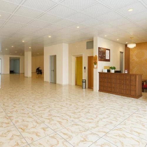 an empty lobby with a large room with a large floor at Hưng Phát Hotel Nghệ An in Vinh
