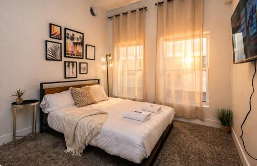 a bedroom with a bed with towels on it at Spacious 3BR 420 Friendly Apartment Near McCormick Place, Lakefront and Soldier Field in Chicago