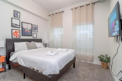 a bedroom with a large bed and a tv at Spacious 3BR 420 Friendly Apartment Near McCormick Place, Lakefront and Soldier Field in Chicago