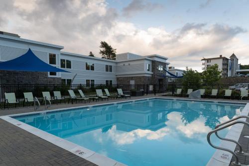 בריכת השחייה שנמצאת ב-Atlantic Oceanside Hotel & Conference Center או באזור