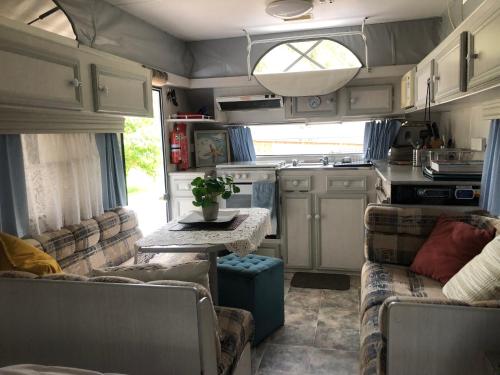 a kitchen and living room of an rv at Tamesis - Wildernest in Neranie