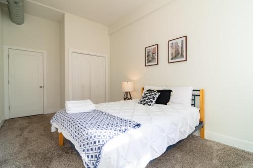 a bedroom with a large white bed and a lamp at Stylish Cozy 3BR 420 Friendly Apartment with Gym Near McCormick Place, Grant Park and Soldier Field in Chicago