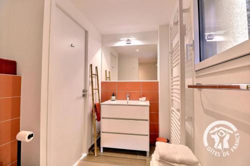 a bathroom with a sink and a mirror at Le cerisier in Cancale