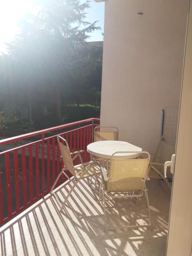 patio con mesa y sillas en el balcón en Alloggio Ugo Foscolo, en Monopoli