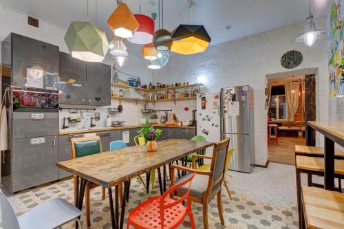 eine Küche mit einem Holztisch und Stühlen in der Unterkunft GoodMood Hostel in Moskau