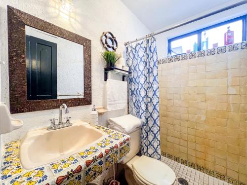 a bathroom with a sink and a toilet at Casa Blanca Condominio in La Paz