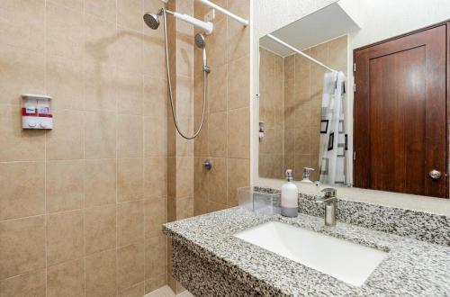 a bathroom with a sink and a shower at Casa Maya in San Salvador