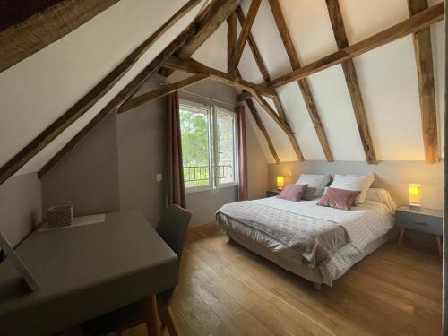 a bedroom with a bed and a window at Maison du causit in Aubertin