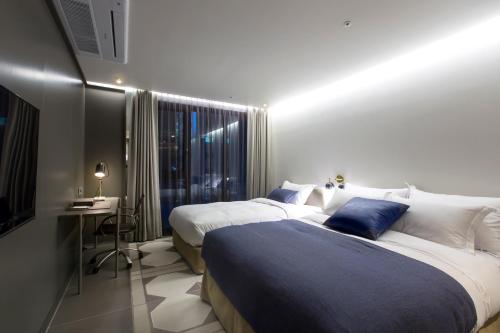 Giường trong phòng chung tại Stay Hotel Gangnam