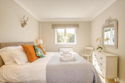 a bedroom with a bed and a dresser and a mirror at 2 Bed in Halesworth oc-dak in Halesworth