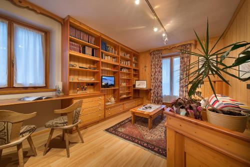 a home office with a desk and a potted plant at Hotel Posta in Livigno