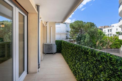 Juan-les-Pins 2BR Design Apt Walk to Beach