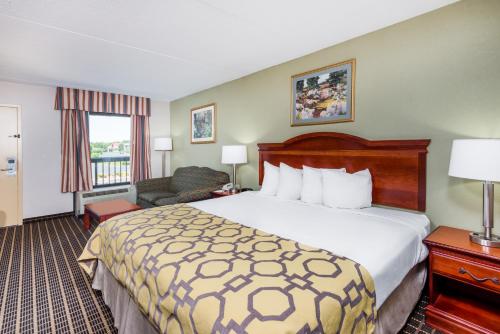 Habitación de hotel con cama grande y ventana en Baymont by Wyndham Clarksville Northeast, en Clarksville