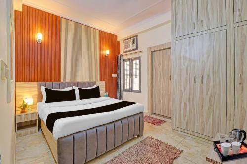 a bedroom with a large bed in a room at Super Hotel O Sahastradara Road Dehradun Formerly Kriswa Home in Dehradun