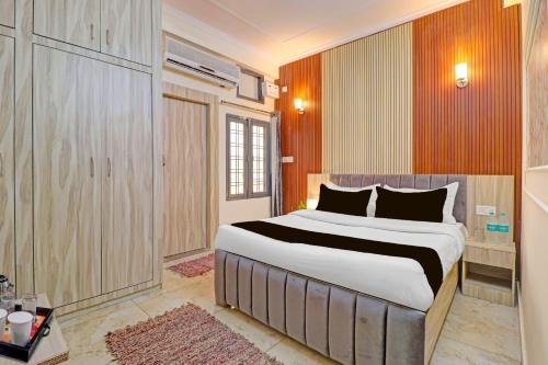 a bedroom with a large bed in a room at Super Hotel O Sahastradara Road Dehradun Formerly Kriswa Home in Dehradun