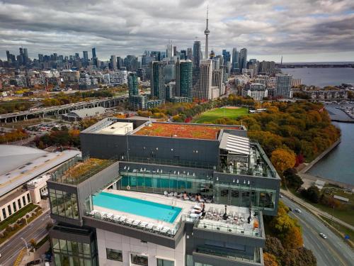 Hotel X Toronto, a Destination by Hyatt Hotel — Swimming pool