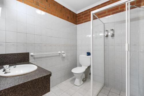 a bathroom with a toilet and a sink and a shower at Edithburgh Seaside Motel in Edithburgh
