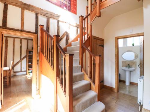 eine Treppe in einem Haus mit Holzbalken in der Unterkunft Six Apples in Braintree