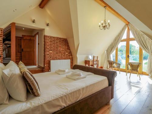 ein Schlafzimmer mit einem großen Bett in einem Zimmer in der Unterkunft Six Apples in Braintree