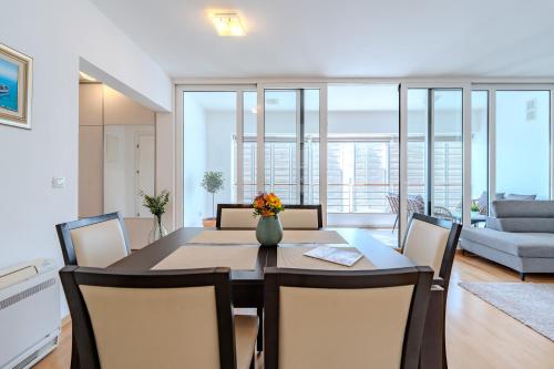 Marie 2 BR Apartment