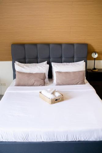 a large bed with a basket on top of it at Paraiso Del Bacnotan in Bacnotan